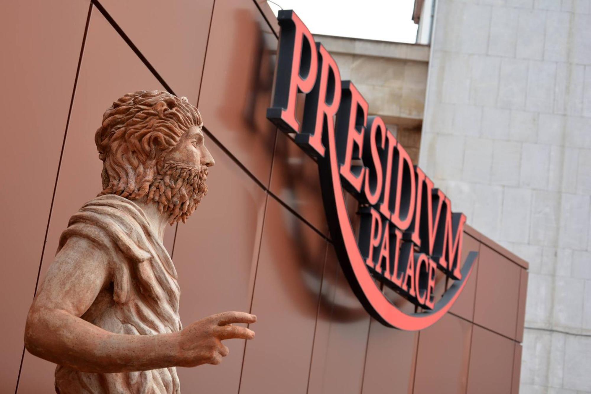 Hotel Presidivm Palace Lovech Esterno foto