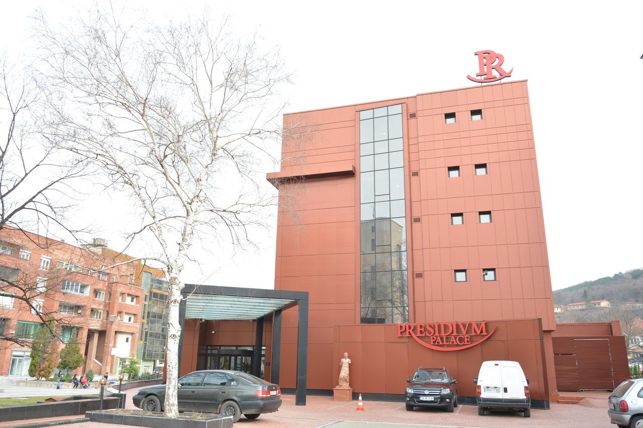 Hotel Presidivm Palace Lovech Esterno foto